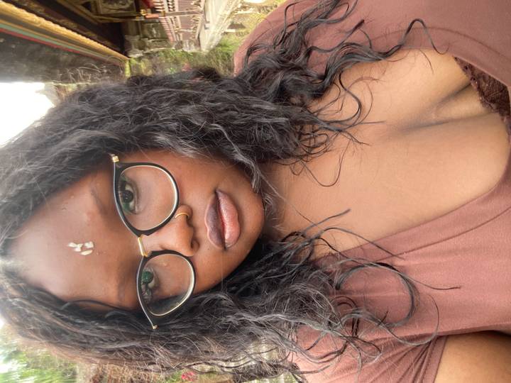 Portrait en gros plan d'une femme avec des lunettes.