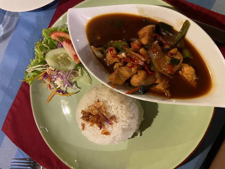 Repas traditionnel avec du riz et un plat salé.