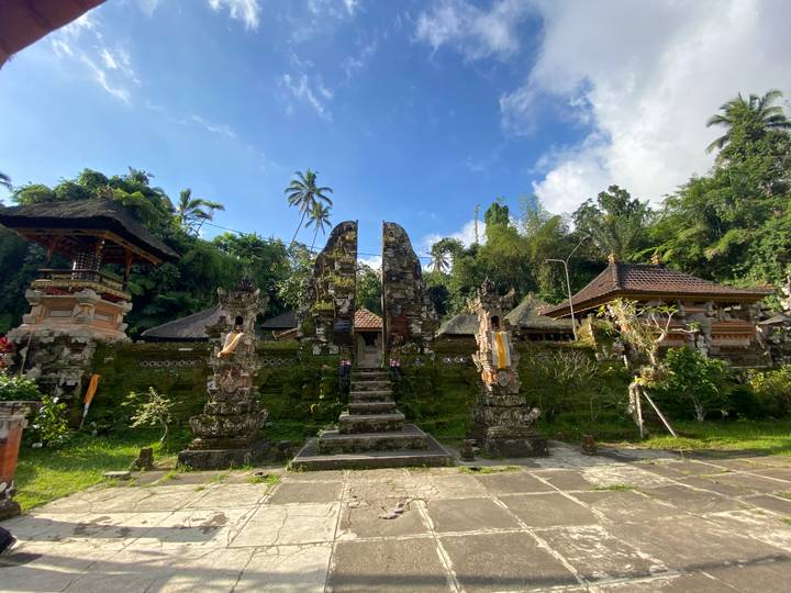 Temple traditionnel orné avec un environnement luxuriant.