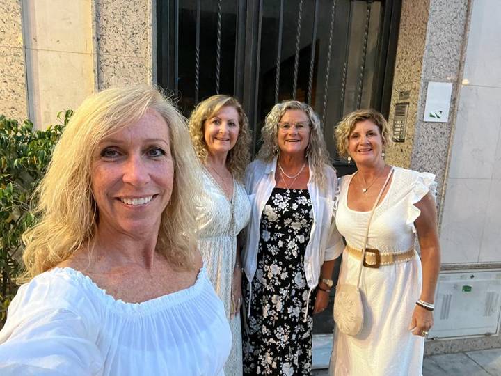 Quatre femmes prennent la pose pour un selfie dans une ville.