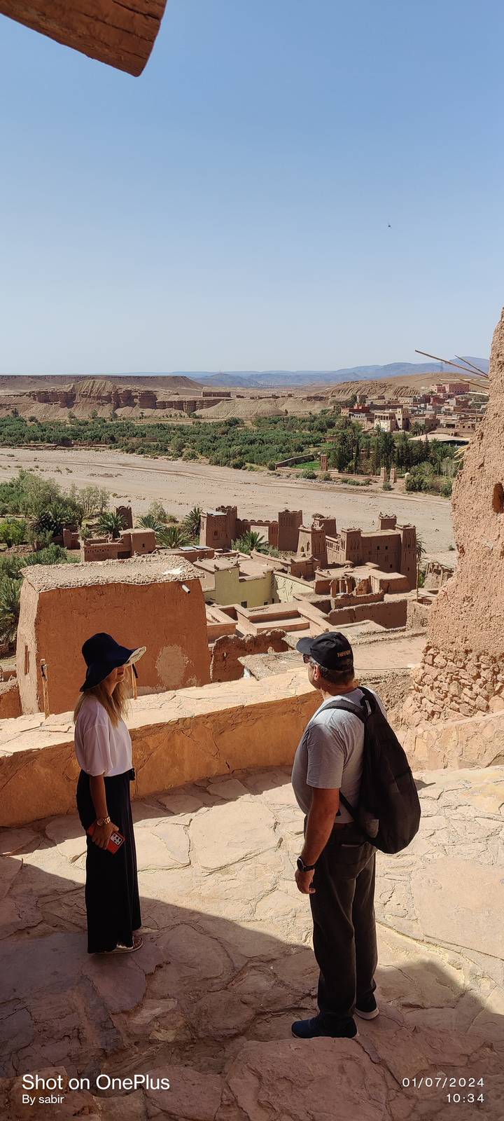 Des touristes profitant d'une vue sur une ville historique d'en haut.