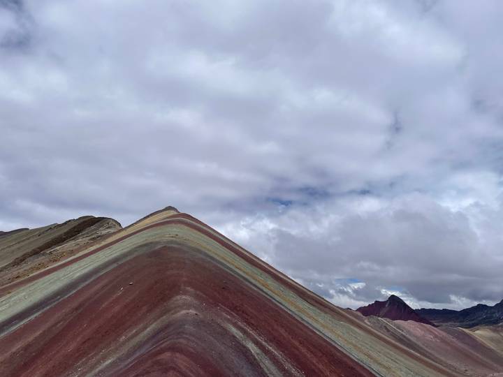 Montagne Arc-en-ciel aux couches multicolores et vibrantes.