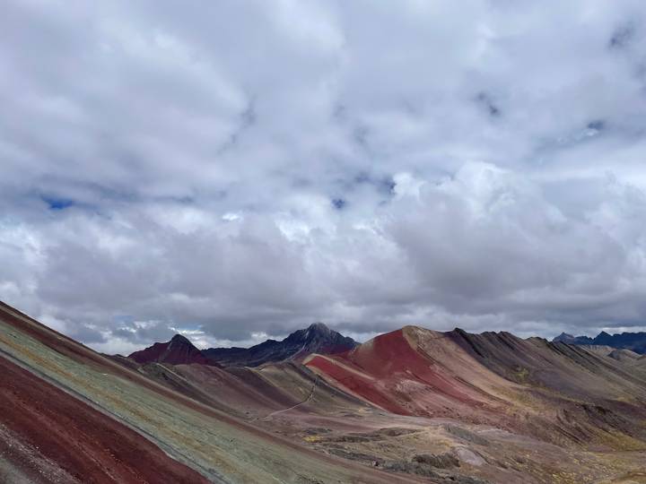 Vue panoramique du paysage coloré de la Montagne Arc-en-ciel.