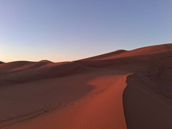 Paysage désertique sous un ciel crépusculaire.