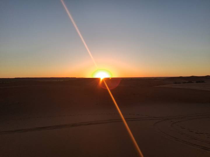 Coucher de soleil sur les dunes du désert.