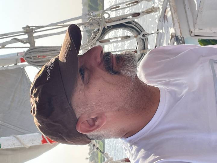 Personne sur un bateau avec des cordages nautiques and détails.