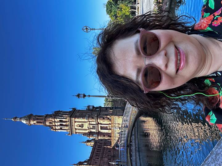 Personne prenant un selfie avec la Plaza de España en arrière-plan.