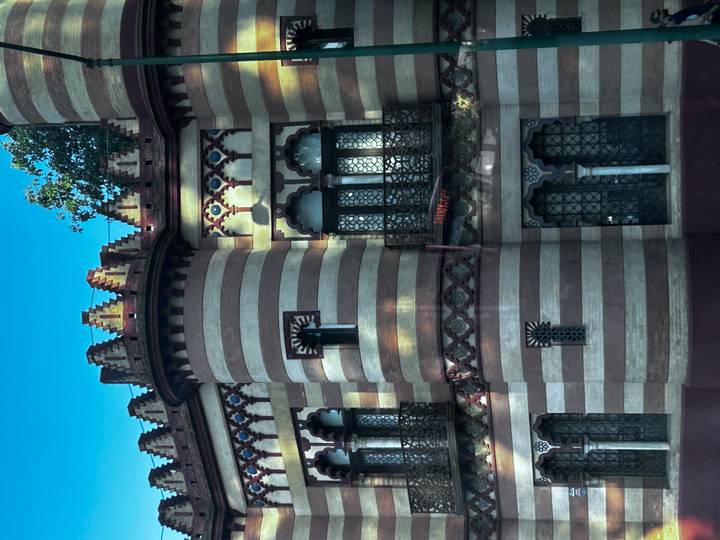 Gros plan d'un bâtiment avec des motifs rayés.