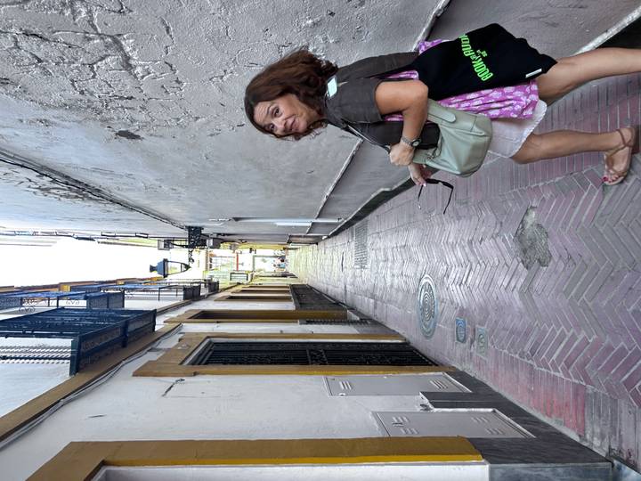 Personne marchant dans une ruelle étroite et charmante.