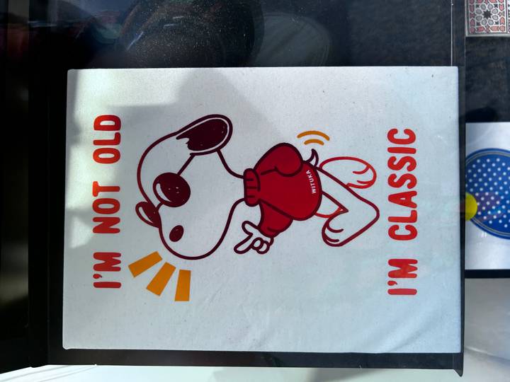 Image graphique de Snoopy avec le texte « Je ne suis pas vieux, je suis classique ».