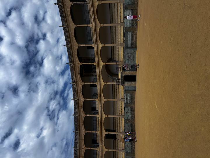 Arènes historiques avec des gens qui marchent.