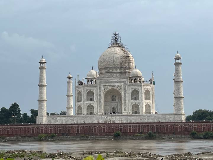 Taj Mahal wird gewartet, Gerüst ist sichtbar.