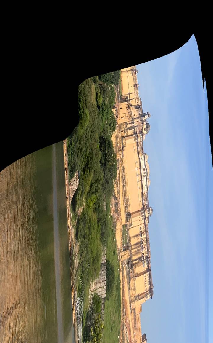 Amber Fort an einem Berghang mit einem See davor.