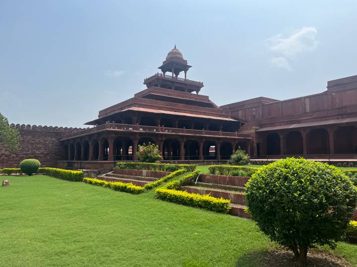 Panch Mahal in Fatehpur Sikri umgeben von Gärten.