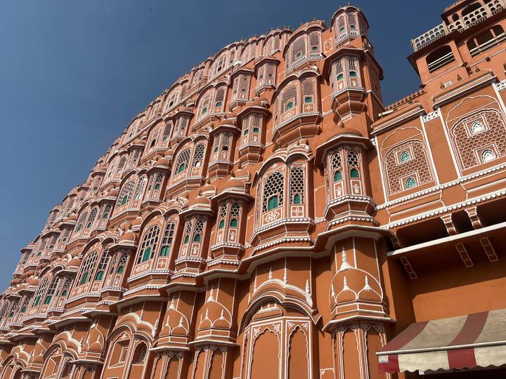 Detaillierte und farbenfrohe Fassade eines historischen Gebäudes mit zahlreichen Fenstern.