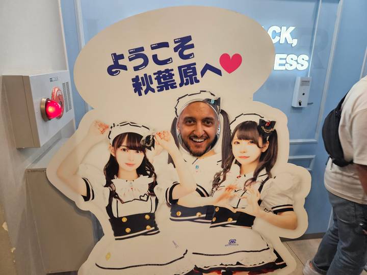 Personne posant avec une découpe dans un décor japonais.