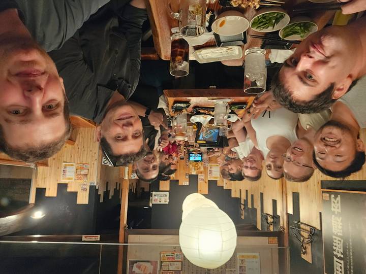 Groupe de personnes savourant de la nourriture dans un restaurant.