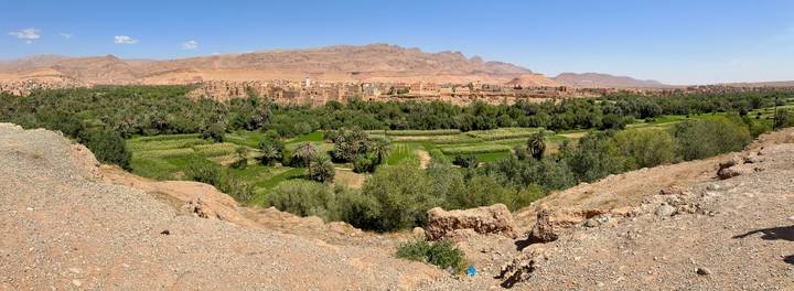 Paysage expansif avec village ancien et végétation luxuriante.