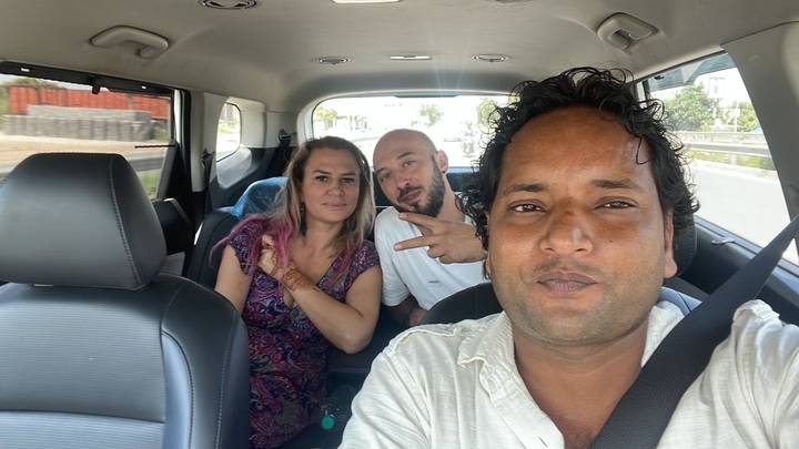 Trois personnes dans une voiture prenant un selfie.
