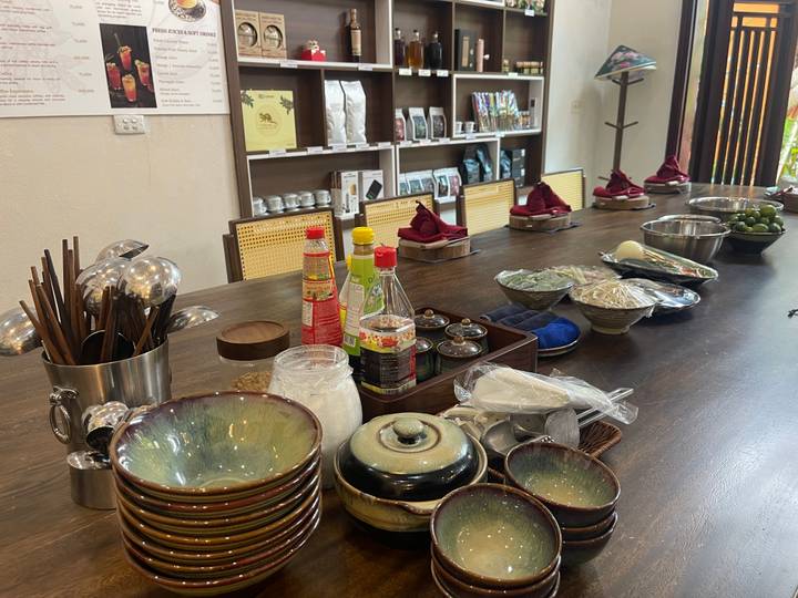 Table dressée avec des ingrédients et des ustensiles de cuisine.