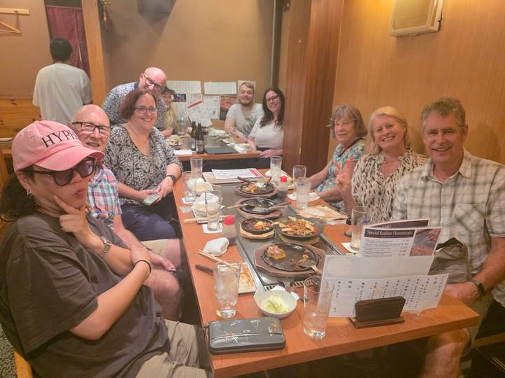 Groupe de personnes dînant dans un restaurant japonais.