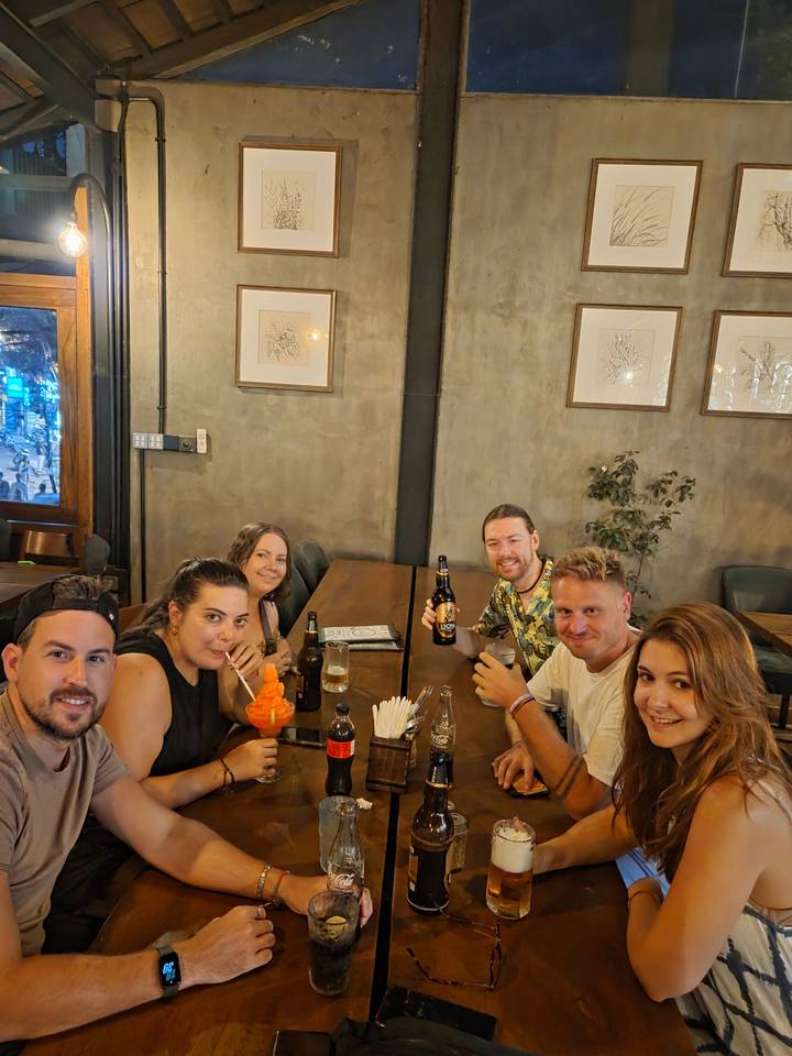 Groupe de personnes assises à une table en train de boire des boissons.