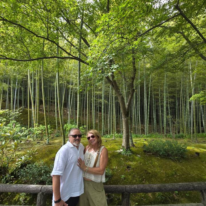 Couple posant dans une forêt de bambous.