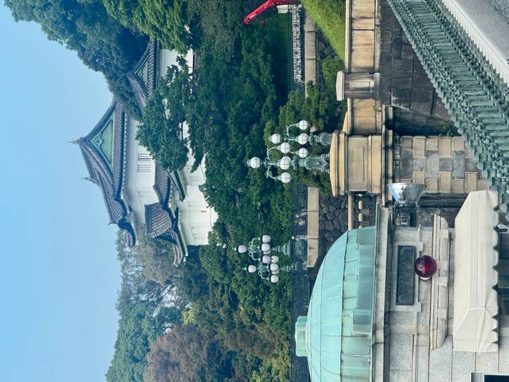 Palais impérial avec des arbres au premier plan.
