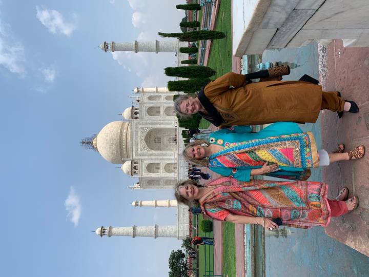 Trois femmes posant devant le Taj Mahal.