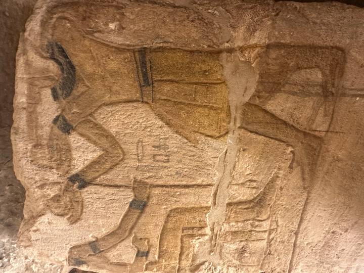 Sculptures murales anciennes avec des figures.