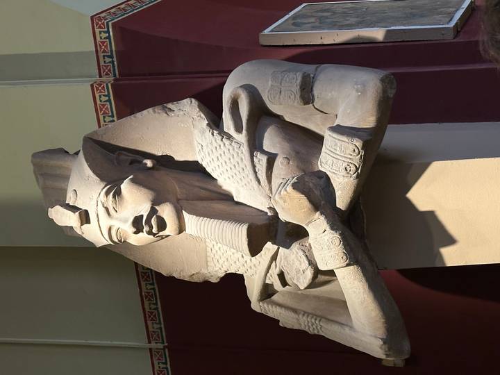 Statue d'un pharaon égyptien.