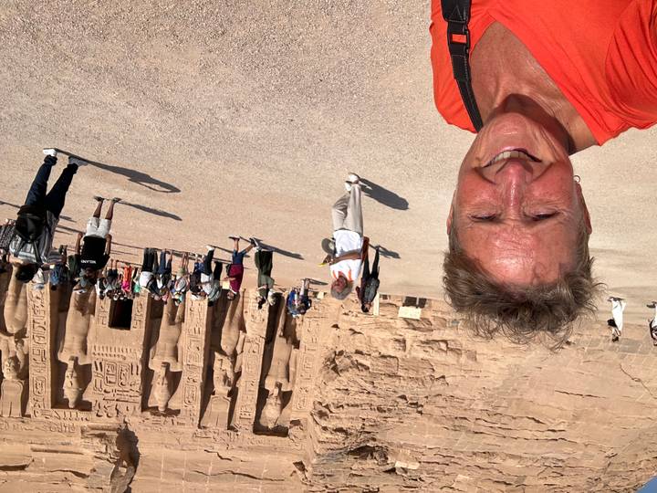 Des personnes visitant le temple d'Abou Simbel.