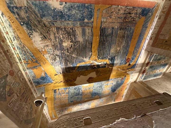 Fresque ancienne colorée au plafond.