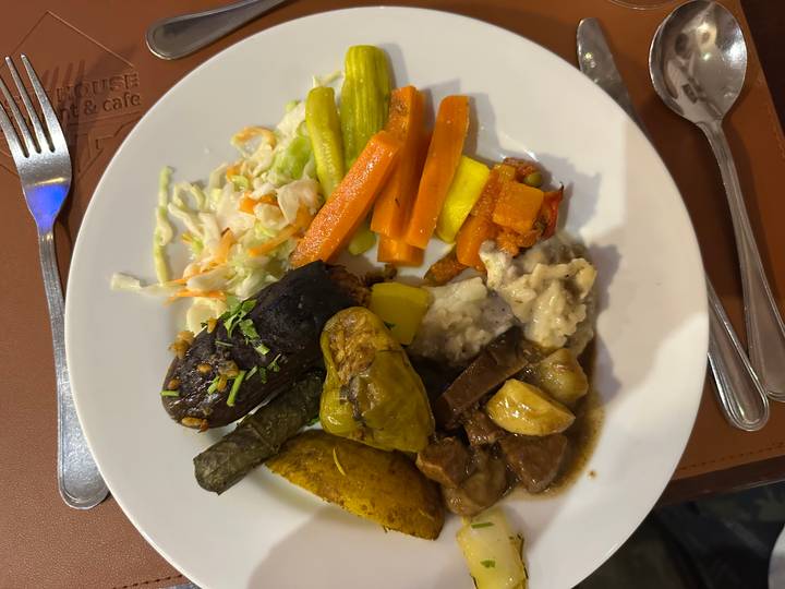 Assiette avec légumes assortis et viande.