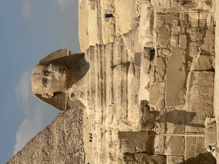 Le Grand Sphinx de Gizeh avec les pyramides en arrière-plan.