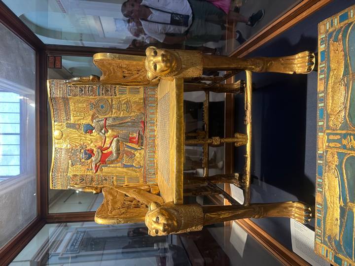 Trône doré avec des sculptures détaillées en exposition.