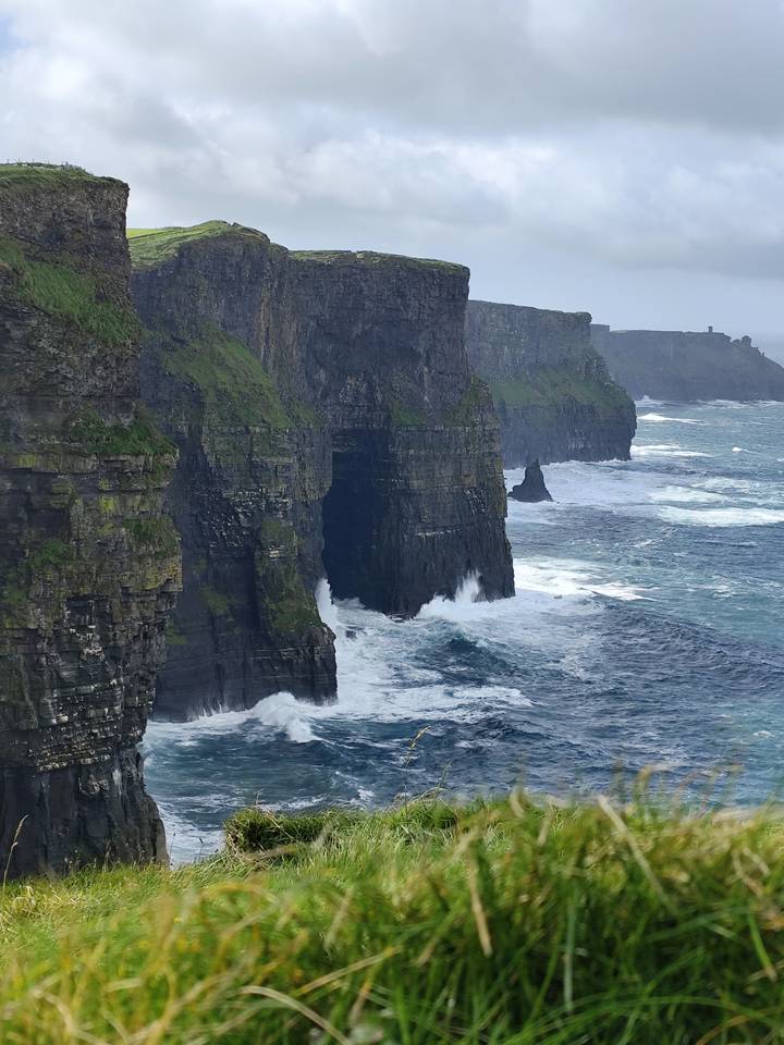 Falaises de Moher avec les vagues de l'océan qui s'écrasent en contrebas, Irlande.