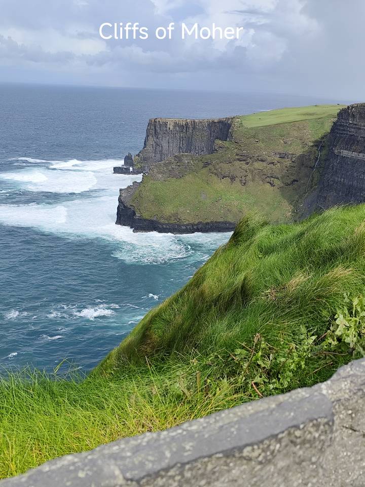 Vue des falaises de Moher avec océan et verdure, Irlande.