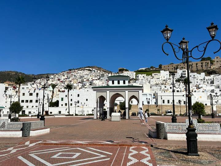 Place publique avec architecture marocaine traditionnelle, Tétouan.
