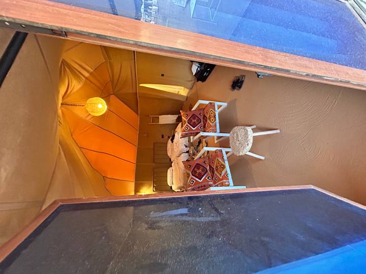 Intérieur d'une tente du désert avec une décoration vibrante, Maroc.