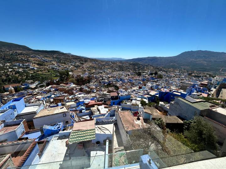 Vue panoramique de Chefchaouen avec des bâtiments peints en bleu.
