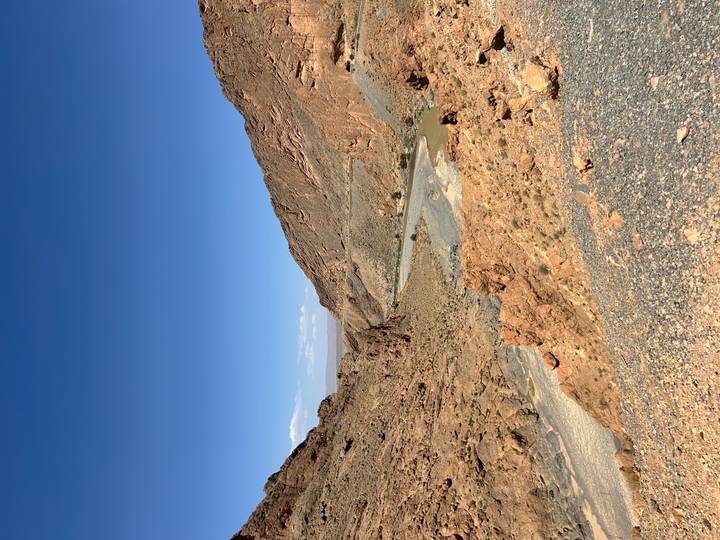 Vue du canyon avec rivière au fond et ciel bleu dégagé.