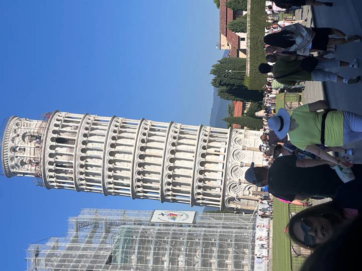Une foule de touristes devant la tour de Pise.