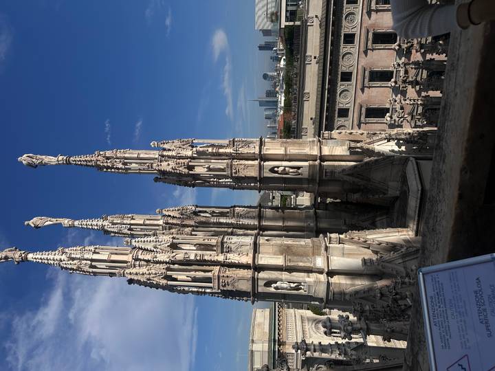 Cathédrales gothiques contre un horizon de ville moderne.
