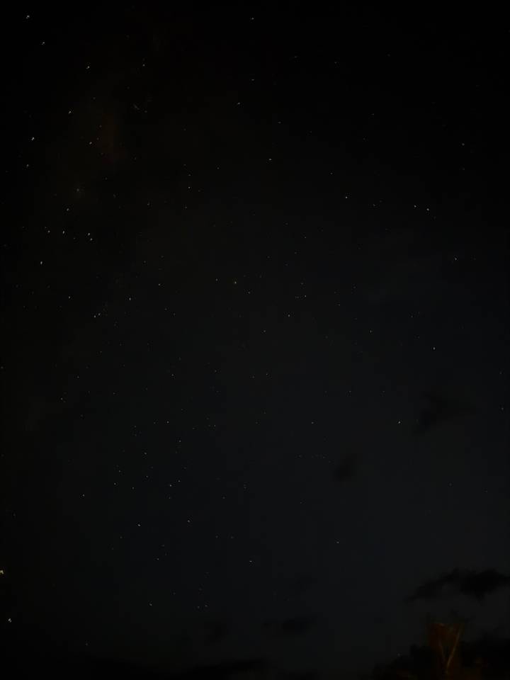 Ciel nocturne étoilé avec de légers nuages.