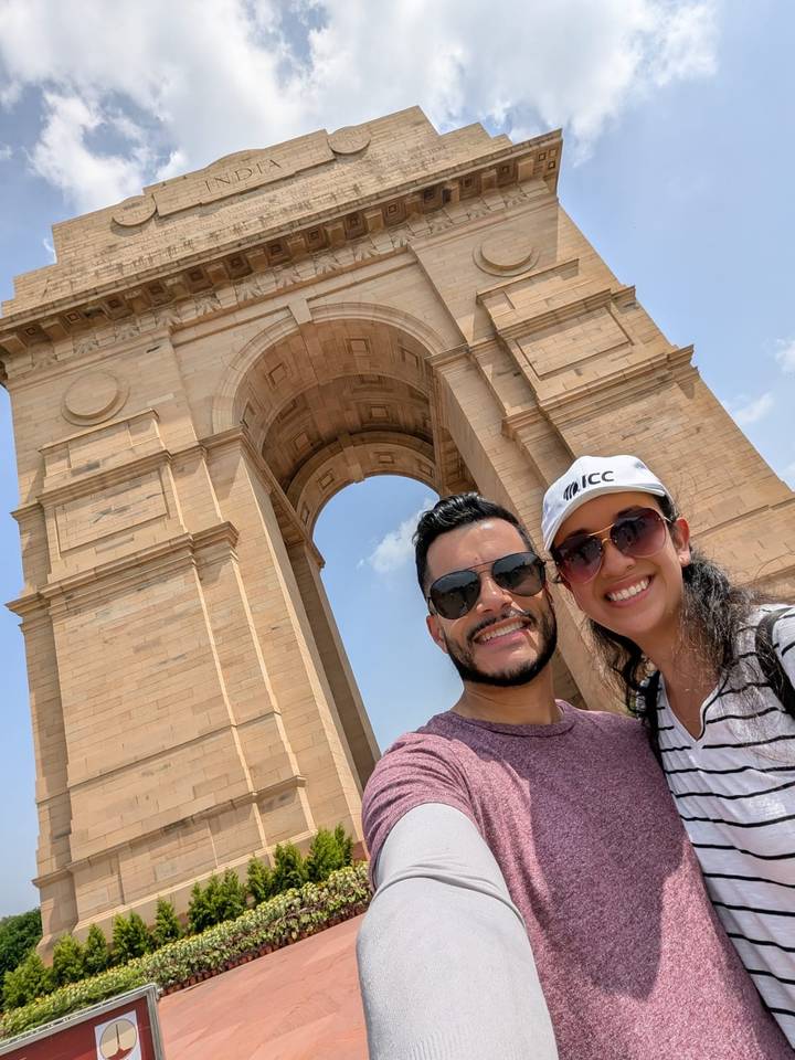 Des personnes posant devant une structure d'arche historique.