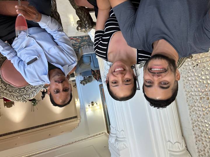 Photo de groupe à l'intérieur dans un hôtel de luxe ou un cadre similaire.