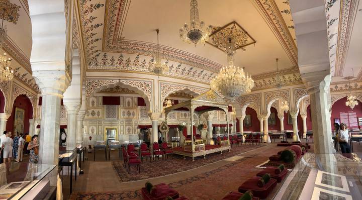 Intérieur orné d'un palais avec des lustres et une décoration complexe.