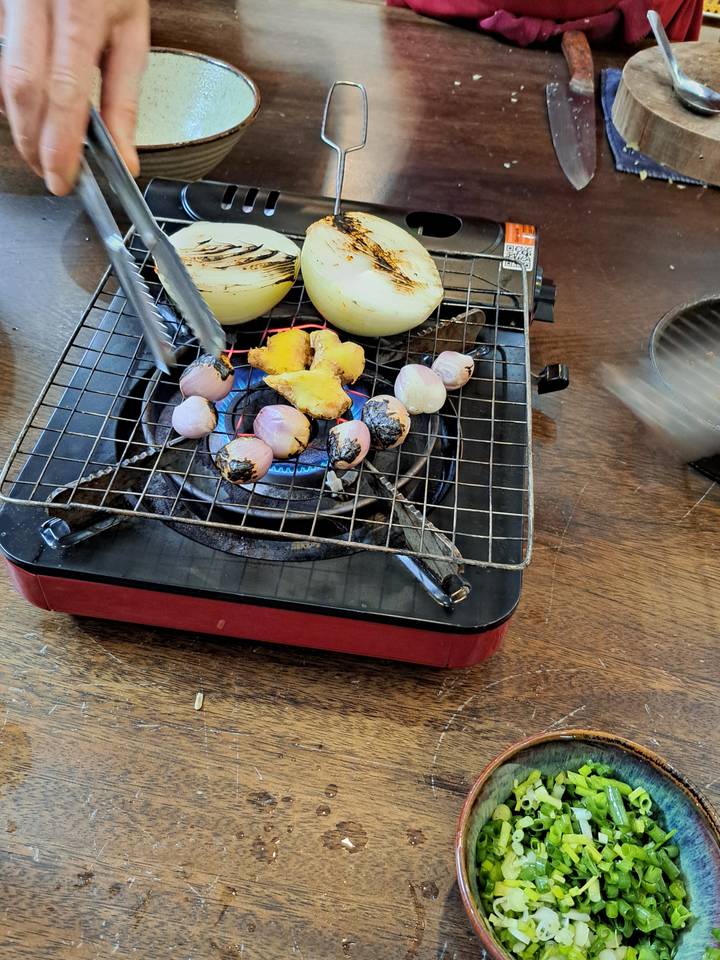 Ingrédients en train de griller sur un petit réchaud portable.
