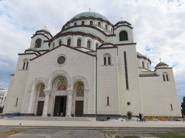 Église Saint-Sava avec un ciel nuageux.